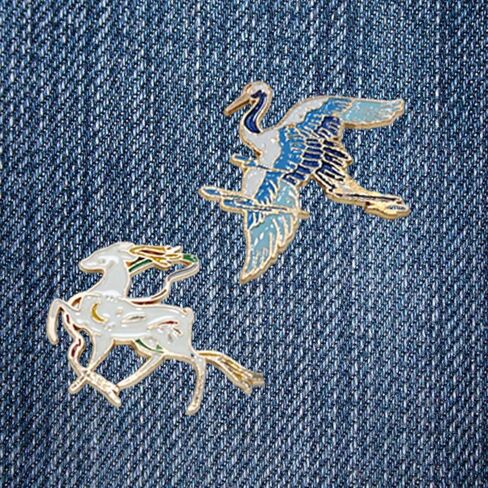 مجموعة دبابيس بروش لطيفة من المينا بتصميم حيوانات مرحة، مجموعة دبابيس عصرية بنمط الغزلان والشنط وحقائب الظهر والجاكيتات والقبعات للنساء والفتيات مطلية بالذهب من قطعتين in Kuwait