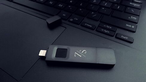 محرك أقراص فلاش USB مشفر ببصمة الإصبع سعة 128 جيجابايت │ أمان بيومتري متقدم، نقل سريع للبيانات، مقاوم للماء والصدمات │ Timberwolf Gray in Kuwait