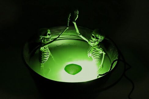 Fogging Black 9" Witch Cauldron with Skeleton Sauna and Green Fogger (w/Multi-Color Options) Great for Halloween Decor, Trick or Treat Candy Bucket - Kettle Includes Handle - 9 Inch Wide in Saudi Arabia