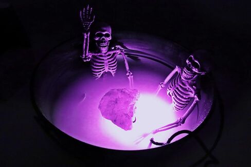 Fogging Black 9" Witch Cauldron with Skeleton Sauna and Green Fogger (w/Multi-Color Options) Great for Halloween Decor, Trick or Treat Candy Bucket - Kettle Includes Handle - 9 Inch Wide in Saudi Arabia