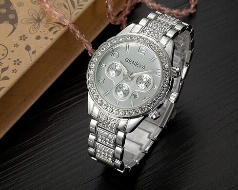 Unisex Diamond Watches Men and Women Fashion Rose Gold Silver Stainless Steel Calendar Quartz Watch in Saudi Arabia