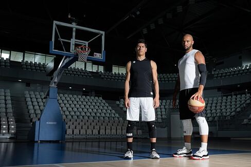 قميص ضغط مبطن لكرة السلة والكرة الطائرة من G-Form - قميص رياضي مضغوط مبطن للرجال لحماية الصدر in Kuwait