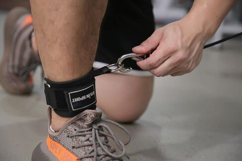 حزام كاحل مبطن للياقة البدنية من KYLIN SPORT لآلات كابلات عصابات المقاومة مع حقيبة حمل، أشرطة كاحل فاخرة للياقة البدنية لتمارين رفع الأثقال مع أساور للكاحل (زوج واحد) in Kuwait