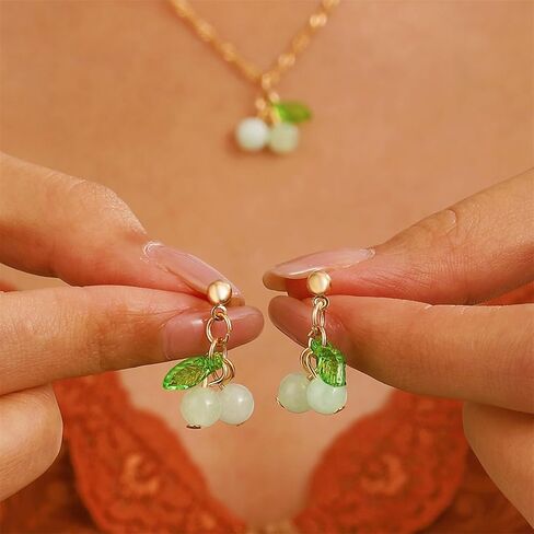 أقراط قلادة فاكهة الكرز الأحمر للنساء والفتيات مطلية بالذهب سحر إبداعي ثلاثي الأبعاد من الراتنج الحلو الفواكه الاستوائية الخضراء والأوراق الخضراء مجموعة مجوهرات لطيفة لحفلات أعياد الميلاد والصيف وعطلات الشاطئ وهدايا المجوهرات الأنيقة in Kuwait