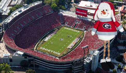 جليسة رجل الثلج القطيفة من Hanna's Handiworks Collegiate مع زينة للسكن بأرجل متدلية مطرزة - هدية مثالية للطلاب/التخرج/الخريجين - أظهر روح فريق الرابطة الوطنية لرياضة الجامعات (NCAA) in Saudi Arabia