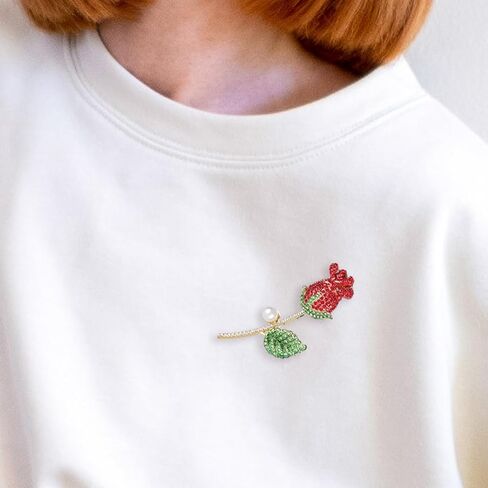 دبوس بروش على شكل وردة، بروش زينة لعيد الحب مصمم للنساء، ثلاثة تطعيمات زركون شفافة باللونين الأحمر والأخضر، مصمم لصديقك وصديقتك وزوجتك ورفيق الروح in Kuwait