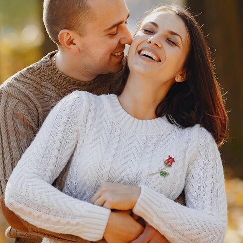 دبوس بروش على شكل وردة، بروش زينة لعيد الحب مصمم للنساء، ثلاثة تطعيمات زركون شفافة باللونين الأحمر والأخضر، مصمم لصديقك وصديقتك وزوجتك ورفيق الروح in Kuwait