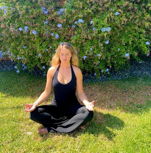 حمالة صدر رياضية للنساء من ألتيلاند برقبة على شكل حرف V، تانك مبطن للتمرينات واليوجا مع دعم متوسط in Kuwait