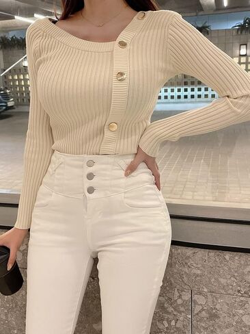 بلوفر نسائي من Floerns بأكمام طويلة وأزرار غير متماثلة ورقبة مضلعة in Kuwait