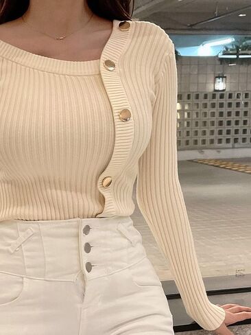 بلوفر نسائي من Floerns بأكمام طويلة وأزرار غير متماثلة ورقبة مضلعة in Kuwait