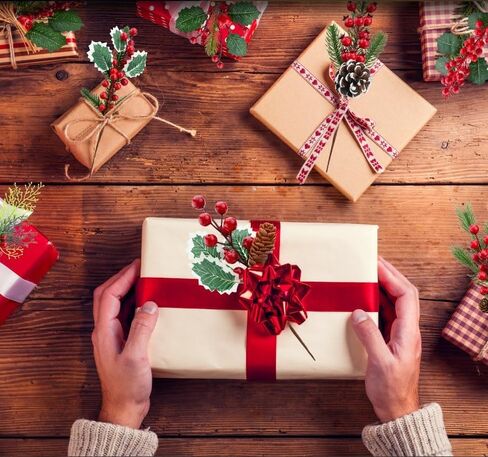 12 حزمة عيد الميلاد محاكاة فرع الصنوبر المخروط ندفة الثلج إبرة التوت الفاكهة الحمراء عطلة الديكور باقة الاصطناعي يختار أوراق هولي لترتيب الزهور إكليل الشتاء عطلة الموسم. in Kuwait