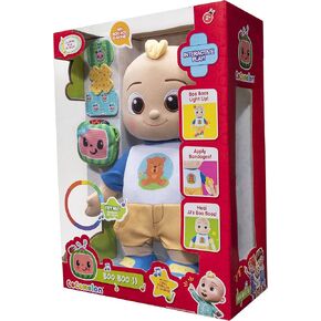 ميزة CoComelon الرسمية Boo Boo JJ من القطيفة - تضيء مناطق Boo Boo (الرأس، الكوع، الركبة، القدم) - تساعد على شفاء JJ's Boo Boo's باستخدام الضمادات