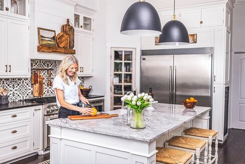 Laurel&Vine Quality Ribbed Glass Vase Set with 20 Realistic Pink Artificial Tulips Flowers. Modern Fluted Clear Vase with Faux Tulips. Entryway Living Room, Dining Table, Shelf, Office Decor Wedding in Kuwait