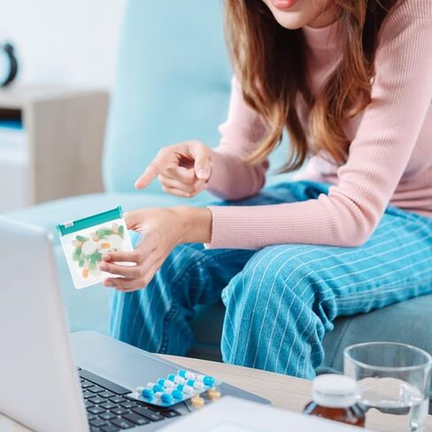 أكياس حبوب منع الحمل 24 قطعة من WLLHYF، منظم طبي بسحاب مع قفل منزلق، حقائب حبوب منع الحمل ذاتية الغلق للسفر، أكياس صغيرة للحبوب والفيتامينات، أشياء صغيرة قابلة لإعادة الاستخدام، 2.95 × 2.95 بوصة (أخضر) in Saudi Arabia