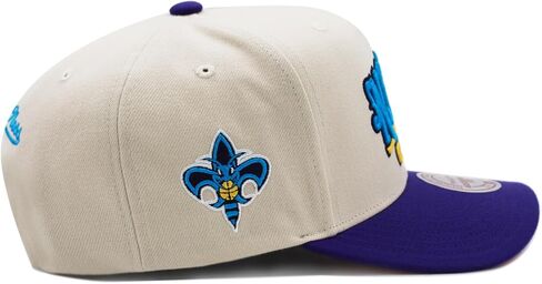 قبعة Mitchell & Ness New Orleans Hornets NBA ذات رقعة جانبية منخفضة Pro Vintage Snapback - كريمي/أرجواني in Saudi Arabia