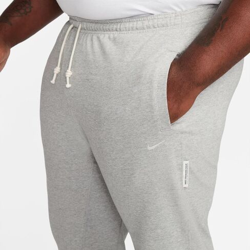 بنطال كرة السلة Dri-FIT للرجال من نايكي Standard Issue (CK6365-063، رمادي داكن منقط/عاجي شاحب) in Saudi Arabia