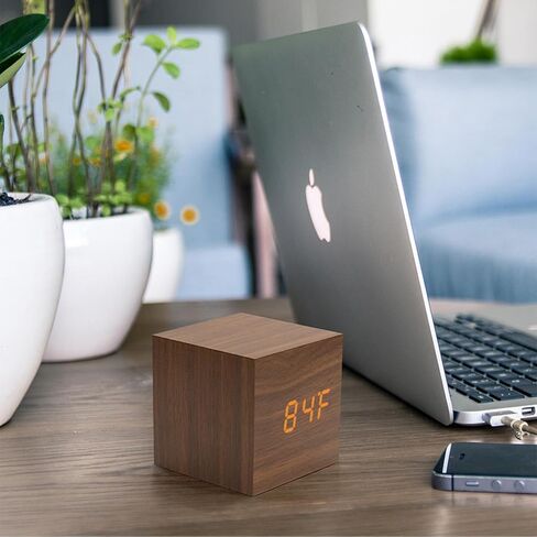 منبهات خشبية شاشة LED رقمية مع التحكم الصوتي في درجة الحرارة والتاريخ والوقت ساعة كهربائية جمالية صغيرة مكعبة لغرفة النوم وسطح المكتب والمكتب والسرير والسفر والديكور الفني باللون البني in Kuwait