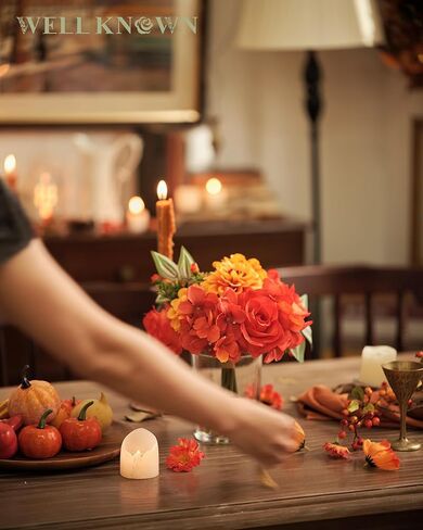 باقة الخريف المعروفة جيدًا من الزهور الصناعية في مزهرية، زهور الداليا الحريرية الحمراء مع تنسيقات قطع مركزية لديكور الخريف والزهور الاصطناعية مع مزهرية لتزيين المنزل في عيد الشكر in Kuwait