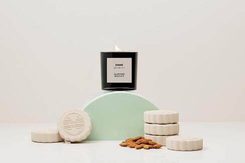 وعاء شموع معطرة من EMME NYC - زجاج أسود، الصويا، طبيعي، غير سام، آمن للحيوانات الأليفة، وقت حرق يصل إلى 60 ساعة، فتيل خشبي، رائحة قوية، لم يتم الإساءة إلى الحيوانات لتصنيعه، 10 أونصة - شموع معطرة بأفضل رائحة (ليتشي) in Kuwait
