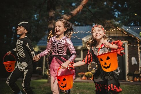GIFTEXPRESS Light Up Halloween Pumpkin Bucket - Plastic Jack O Lantern w/Glow in The Dark Handles & 3 LED Lights - Trick Or Treat Candy Basket & Cauldron Decoration Pail for Kids in Kuwait