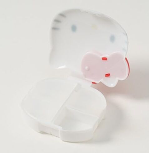 صندوق حبوب الوجه هالو كيتي - منظم الأدوية - محمول وخفيف الوزن in Kuwait