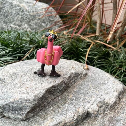 تمثال منحوتة من Finger Duck King Collectibles، تمثال راتنج بطة مضحك مع نظارات تاج صغير وقلادة، ديكور منزلي رائع، ملحقات السيارة مكتب المكتب المنزلي (الوردي والبني) in Saudi Arabia
