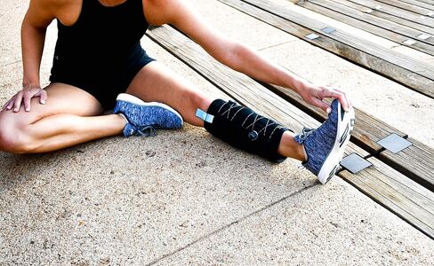 Recoup Cryosleeve كم ضغط بارد للذراعين والساقين | بارد حتى ساعة واحدة | ضغط قابل للتعديل مخصص | عبوة ثلج قابلة لإعادة الاستخدام للمرفقين والركبتين | تخفيف آلام العضلات والمفاصل in Saudi Arabia