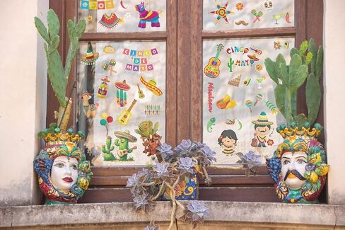 ALIBBON 8 أوراق Cinco de Mayo Window Clings المكسيكي فييستا ملصقات نافذة للزجاج الصبار الغيتار تاكو غير لاصقة نافذة ملصقات الشارات الكرتون ثابت تتشبث لتزيين نافذة العيد الطرف in Saudi Arabia