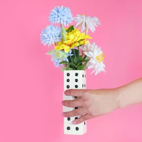 Lontcs Ceramic Dice Vase,Maximalist Eclectic Home Decor Unique Flower Vase,Funky Unique Fun Home Decor Checkered Vase,Adornos para Sala Modernos Baños,Floreros para Centros De Mesa,Quirky Decor Gift