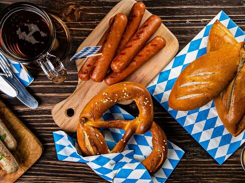طقم أدوات مائدة للاستعمال مرة واحدة من Whaline 177 قطعة من لوازم حفلات Oktoberfest باللون الأزرق والأبيض لمستلزمات مهرجان البيرة الألمانية in Saudi Arabia