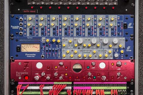 Focusrite ISA Two Classic ميكروفون أحادي مزدوج مثبت على حامل مع محدد مقاومة متغيرة وفلتر تمرير عالي لكل قناة in Kuwait