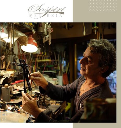 ساعة حائط Sospiri Venezia آلية صامتة من زجاج مورانو مزينة بالمورين وهدية أوراق الذهب مصنوعة يدويًا في إيطاليا (10x30) in Kuwait