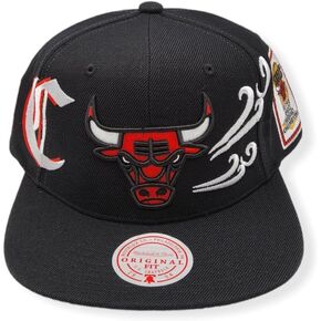 قبعة Mitchell & Ness Chicago Bulls Snapback قابلة للتعديل - أسود/أحمر/أبيض/بقع جانبية