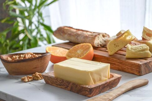 حاوية زبدة من خشب الزيتون (5.5 بوصة) مع موزع خشبي (7.5 بوصة)، طبق زبدة خشبي مع موزع، تخزين الزبدة، حامل الزبدة، حافظة الزبدة، بني in Saudi Arabia