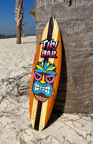 ديكور جداري من النحاس الأصفر مقاس 19 ¾ بوصة Tiki Bar Surfboard Wall Décor - خشب صلب شديد اللمعان مع رأس / قناع Tiki ملون in Kuwait