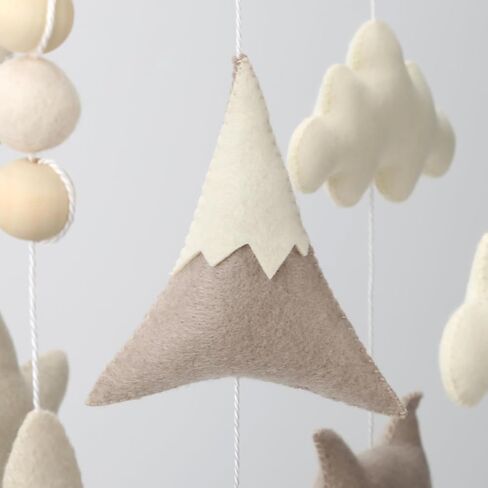 Woodland Mobile for Crib - سرير أطفال محايد مصنوع يدويًا من Woodland مع حيوانات الغابة والسحب in Kuwait