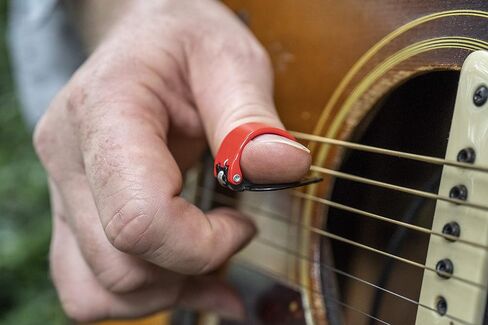 Black Mountain Heavy Gauge Thumb Picks for Acoustic Guitar, Electric Guitar, Ukulele, Banjo, and More - Spring Loaded Universal Fit for Medium to XL Thumbs - Premium Finger Picks in Saudi Arabia