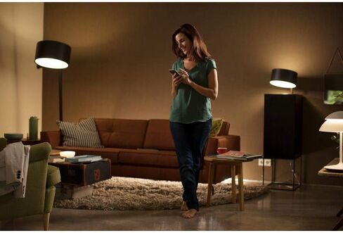 لمبات Philips Hue White 4-Pack A19 60W LED الذكية القابلة للتعتيم، متوافقة مع Alexa وHomeKit وGoogle Assistant، يلزم وجود محور (سكان كاليفورنيا) in Saudi Arabia