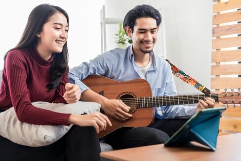طقم حزام جيتار مطرز من Speedee Music - 1 حزام جيتار بتصميم مموه لخريطة الولايات المتحدة، 3 اختيارات جيتار، 2 قفل حزام، محول رأس زر واحد، والمزيد - مجموعة هدايا حزام للجيتار الصوتي والكهربائي in Kuwait