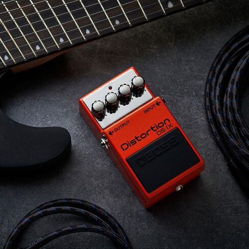حزمة دواسة التشويه Boss DS-1X مع 2 حزمة من كابل تصحيح الزاوية اليمنى المنسوج S6P48، وكابل أداة Pig Hog PCH10BK "منسوج أسود"، و12 حزمة من اختيار الجيتار وقماش تلميع الصوت السائل in Saudi Arabia