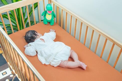 Home & Tots - ملاءة سرير ملائمة، لون موحد، ملاءة سرير من القطن العضوي لمراتب الأطفال القياسية وأسرة الأطفال (أخضر داكن) in Kuwait