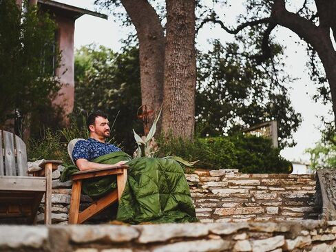 KAMMOK Bobcat 45 درجة فهرنهايت - لحاف عازل صناعي، مقاوم للماء، متين، صغير الحجم وقابل للتعبئة، بطانية تخييم داخلية/خارجية (84 بوصة × 54 بوصة) - أخضر طحلبي in Kuwait