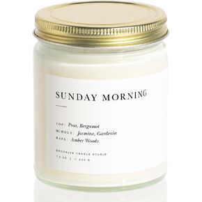 شمعة Brooklyn Candle Studio Palo Santo Minimalist - شمعة معطرة فاخرة من خشب الأرز والأوكالبتوس، شمع الصويا النباتي، مصبوب يدويًا في الولايات المتحدة الأمريكية، وقت حرق بطيء لمدة 50 ساعة - 7.5 أونصة