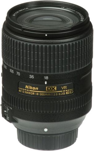 عدسة Nikon AF-S DX NIKKOR مقاس 18-300 مم وببؤرة f/3.5-6.3G ED VR (2216) + بطاقة ذاكرة سعة 64 جيجابايت + مجموعة مرشح + حقيبة ظهر + قارئ بطاقات + برنامج Corel للصور + حامل ثلاثي القوائم مرن + حافظة غطاء + مجموعة تنظيف (متجددة) in Saudi Arabia