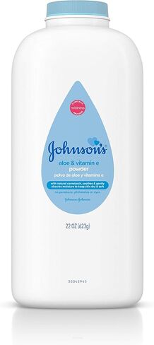 بودرة جونسون للأطفال مع نشا الذرة المشتق طبيعيًا والصبار وفيتامين E، لا تسبب الحساسية، 22 أونصة in Kuwait