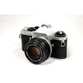كاميرا Pentax ME Super 35 مم SLR مع نظام عدسة 50 مم MF Pentax PK Mount. إعدادات الغالق وISO وفتحة العدسة المخصصة. التصوير التلقائي متاح. (متجدد)