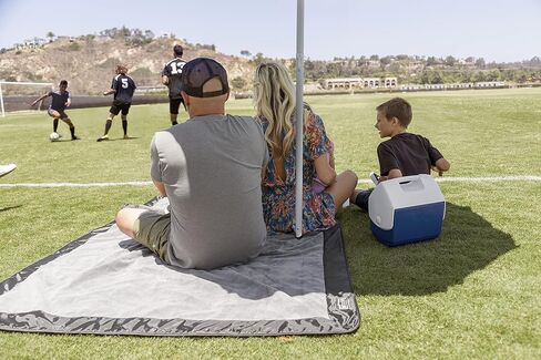 بطانية Sport-Brella SunSoul للاستخدام الخارجي مع فتحة لعمود المظلة والصوف ومقاومة للماء للشاطئ والتخييم والنزهات، باللون الأسود in Kuwait