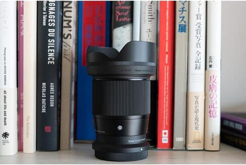 عدسة سيجما 16 ملم f/1.4 DC DN المعاصرة لحزمة Nikon Z مع مرشح نحيف للأشعة فوق البنفسجية متعدد الطبقات مقاس 67 ملم، وقطعة قماش للتنظيف من الألياف الدقيقة in Saudi Arabia
