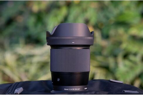 عدسة سيجما 16 ملم f/1.4 DC DN المعاصرة لحزمة Nikon Z مع مرشح نحيف للأشعة فوق البنفسجية متعدد الطبقات مقاس 67 ملم، وقطعة قماش للتنظيف من الألياف الدقيقة in Saudi Arabia