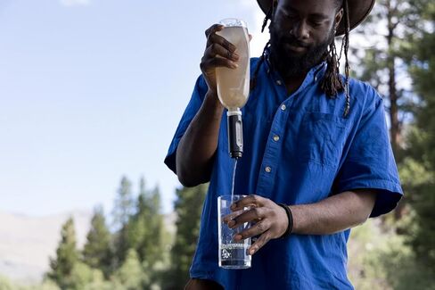 سلسلة LifeStraw Peak - نظام تصفية مياه زجاجة ضغط قابل للطي - 1 لتر للجري والتخييم والمشي لمسافات طويلة والسفر وركوب الدراجات وصيد الأسماك؛ الجبل الأزرق in Kuwait